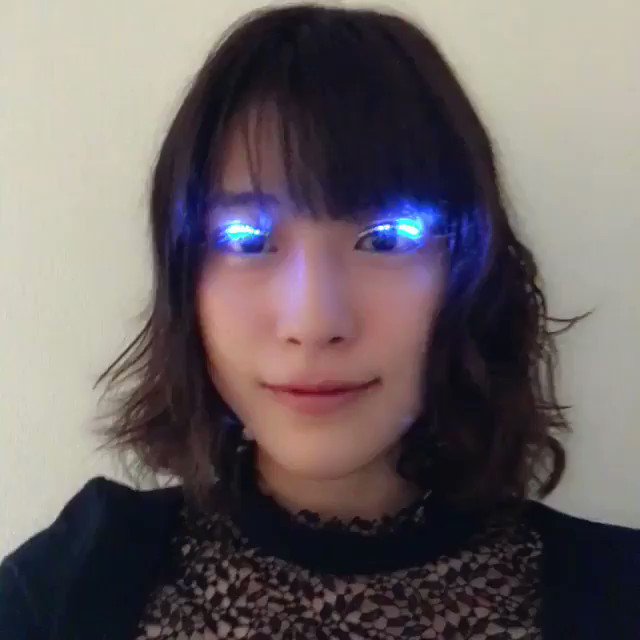 これをつけるだけで気分は宇宙人！光るつけまつげでみんなの注目を集める！