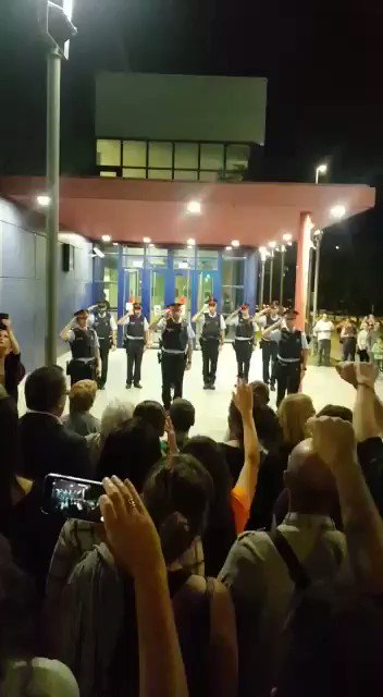 Este vídeo de los Mossos en Mataró el 2 de octubre, cuadrados y saludando a la multitud mientras se cantaba Els Segadors, fue chocante en su momento. Ahora lo es incluso más, con lo que hemos aprendido después.
Via @SERCatalunya