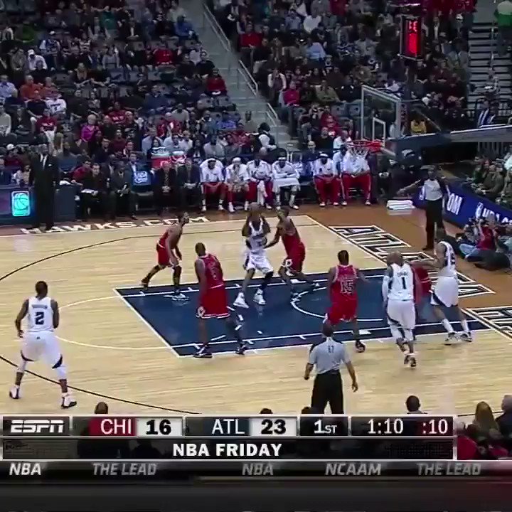 (2010) Derrick Rose throws down the one-handed alley. Happy 29th birthday to D-Rose! 