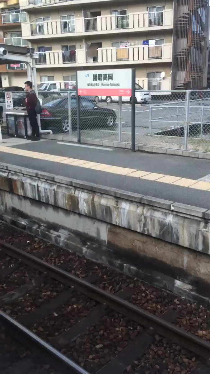 思わず二度見するｗ駅のホームを自転車で通過する爺さんｗｗｗ