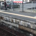 思わず二度見するｗ駅のホームを自転車で通過する爺さん!