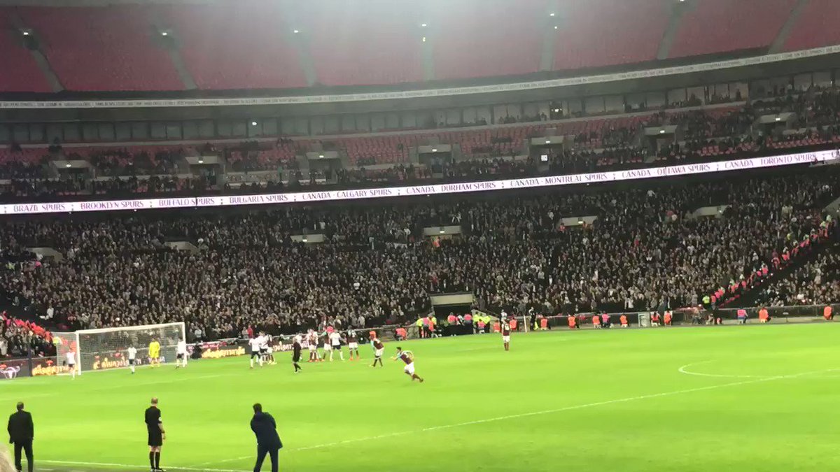 Scenes as West Ham’s 3rd goal went in tonight! Class!! (Credit @bensjaminnn) #WHUFC https://t.co/HVDwmQEF3l