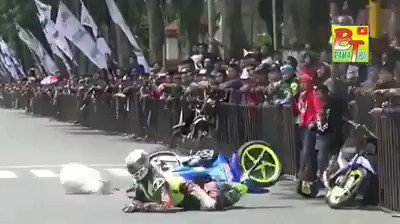 Hasil gambar untuk Bondowoso Road Race Diwarnai Aksi Senggol dan Lempar Karung