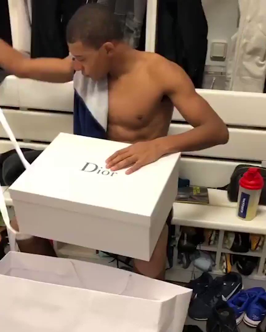 Sportbible Thiago Silva Has Bought Kylian Mbappe A Gift Anton75 T Co Euxl0fsrs7 Twitter