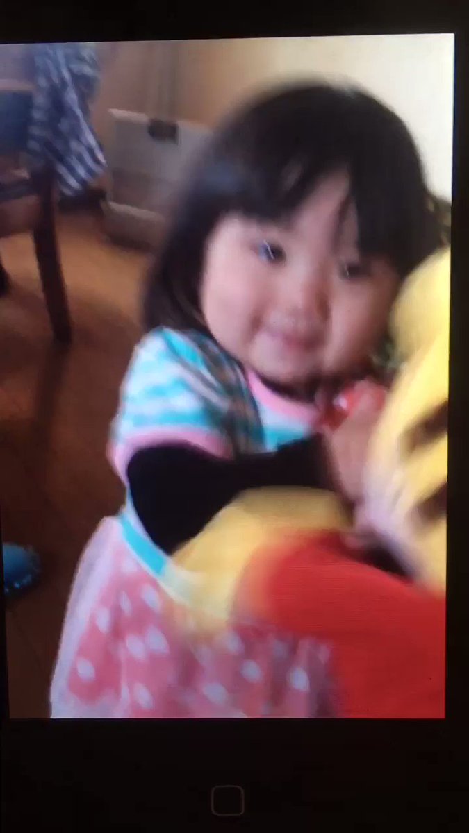小さい子だからって何でもだまされるわけじゃないｗｗｗ本物じゃないと気づいたときの反応がおもしろいｗｗｗ