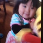 小さい子だからって何でもだまされるわけじゃない!本物じゃないと気づいたときの反応がおもしろい!