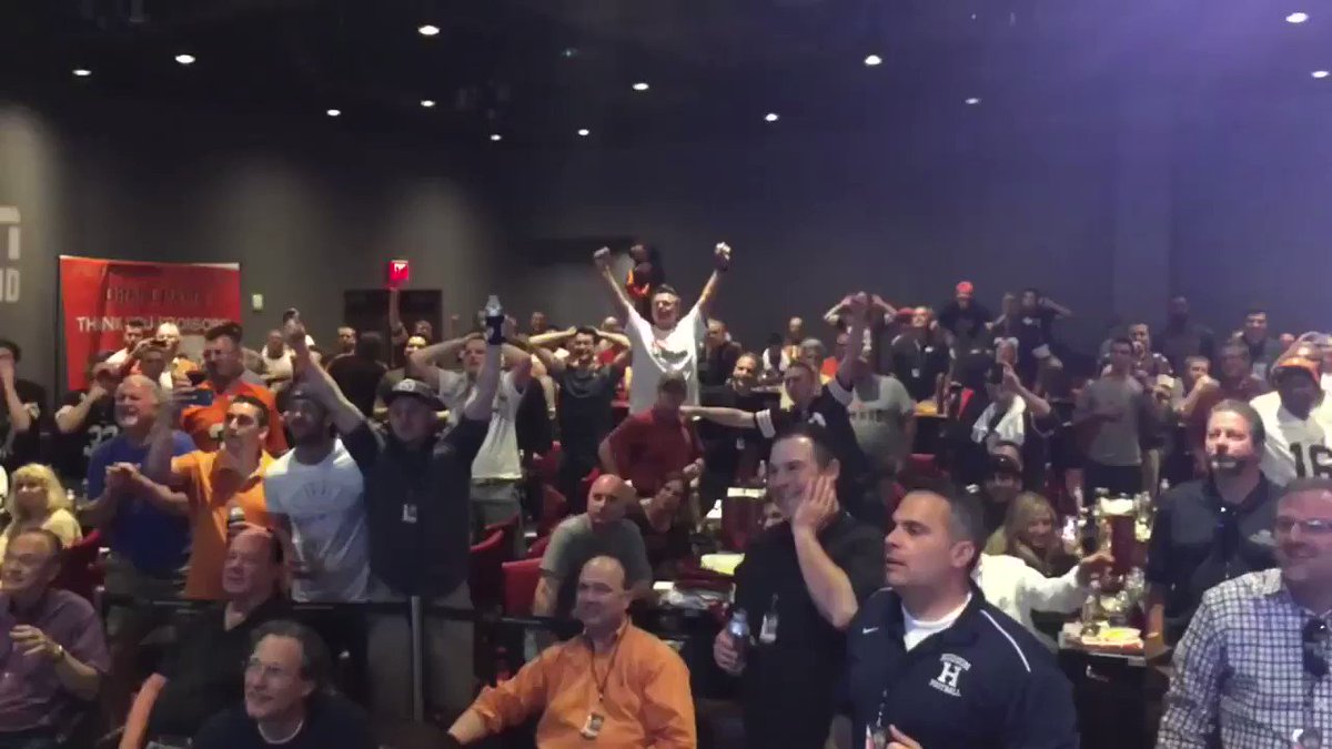 RT @OldTakesExposed: #TBT #Browns draft party when they drafted Johnny Manziel (2014) https://t.co/nSg4R15x4T
