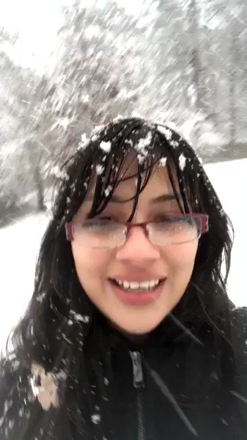 Snow brings the kid in me 💕🙃 #snowday #Snowing #December8th https://t.co/bY070iZSt7<a href="/tag/snowday"class="tags">#snowday</a><a href="/tag/snowing"class="tags">#Snowing</a><a href="/tag/december8th"class="tags"><span>#december8th</span></a>
