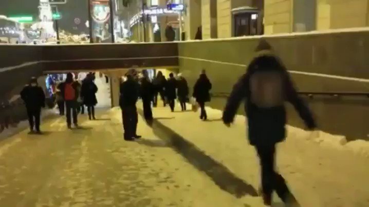 右側は歩行エリア、左側は滑走エリアｗｗｗｗ　ロシア流の歩道ルールがコチラｗｗｗ
