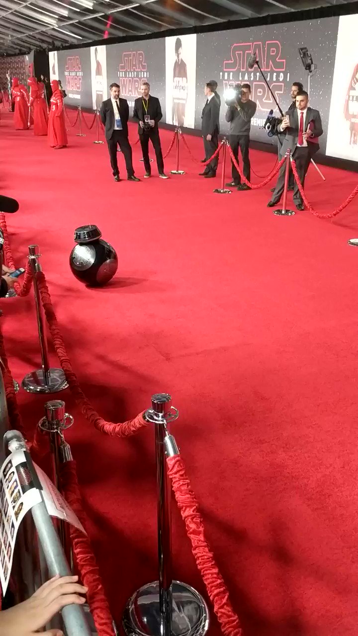 映画 Com C 3po役でおなじみ アンソニー ダニエルズ に チューバッカ役を受け継いだ ヨーナス スオタモ なんと身長211cm に 新キャストの ケリー マリー トラン も T Co Pbrzcwcm6d Twitter