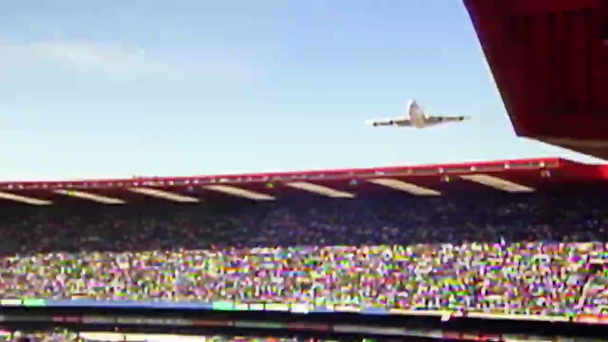 ラグビーワールドカップ スタジアム上空スレスレを飛行するジャンボジェット機 ラグビーワールドカップ1995南アフリカ大会の決勝直前のシーンです 機体の底には Good Luck Bokke 南アフリカ代表の健闘を祈る の文字が 応援する気持ちを伝え