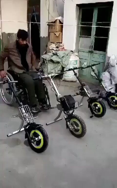 この発想は無かった！！　車いす に前輪をつけるだけでバイクに早変わり！?