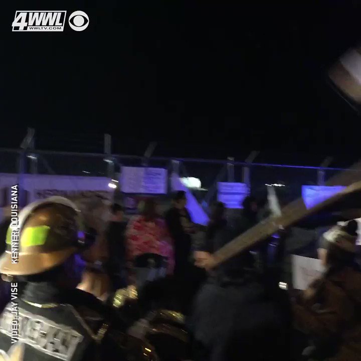 These dedicated @Saints fans stayed up late and braved the cold to welcome their team home.#GoSaints #BlessYouBoysMORE: http://www.wwltv.com/sports/nfl/saints/saints-fans-brave-the-cold-to-welcome-their-team-home/508106004 …