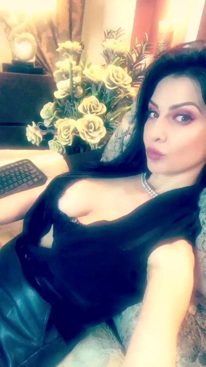 Model - Lourdes pantyhose