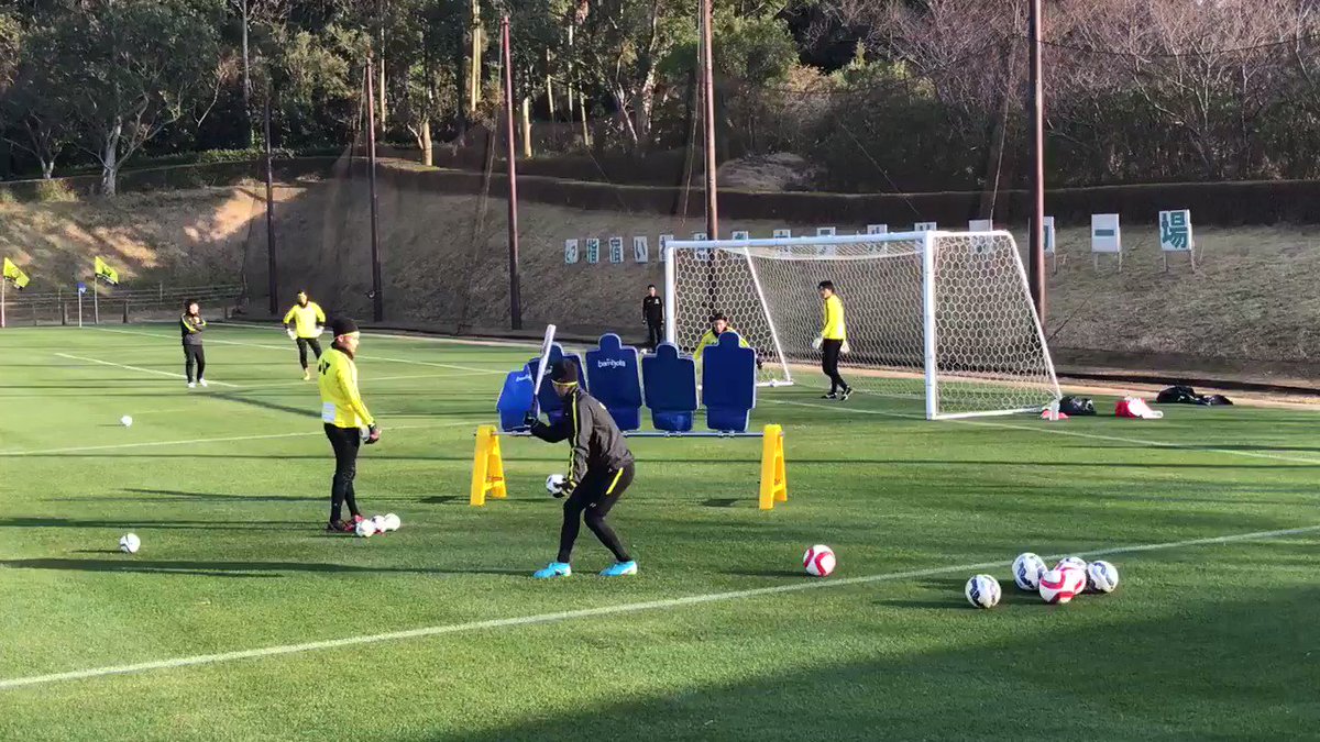 サッカーボールを野球のバットでgkにノック 柏の ユニークすぎる 練習動画が話題 フットボールゾーン 2 サッカーボールを野球のバットでgkにノック 柏の ユニークすぎる 練習動画が話題 フットボールゾーン 2