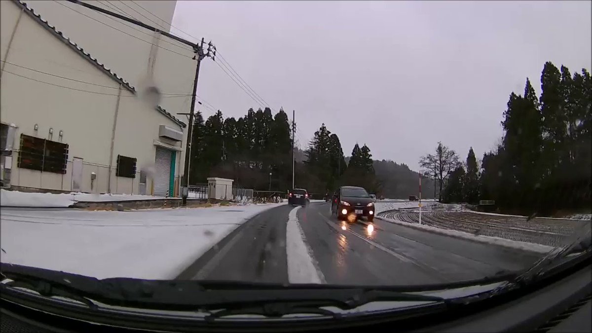 車の屋根の雪が凍りついていてもしっかり落としましょう 最悪死ぬ 雪を乗せたまま走った車載動画が怖すぎる Togetter