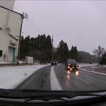 車の屋根の雪を落としておかないと？走行中にとんでもないことになるかも!