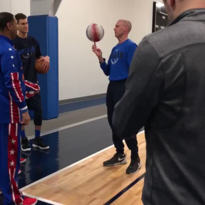 Coach Carlisle showing the @Globies a few tricks after #MavsPractice today! #MFFL https://t.co/FmWxEmiZ49