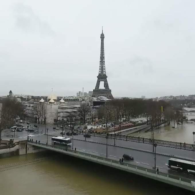 Париж затопило, по місту бігають щурі, деякі райони евакуюють