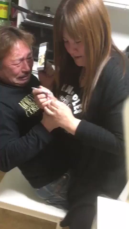 いや仲良しかよww指が切れた旦那さんに水絆創膏塗ってあげる奥さんが面白すぎるww