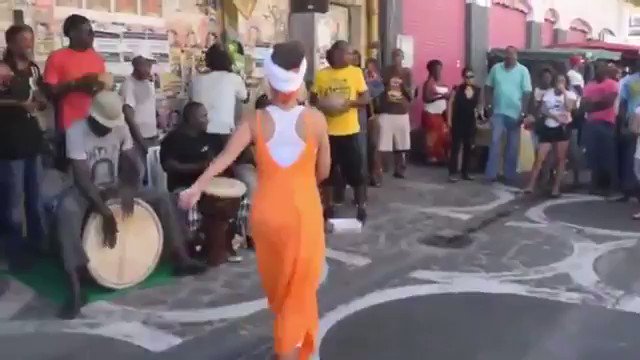 これはグアドループの中心地Pointe-à-Pitre（ポアンタピトル）の街中で行われている本物のGwo kaです。
ミュージシャン達はGwo Kaを代表するAkiyoというグループ。
ダンサーは通行人や観客の飛び入り参加形式です。 