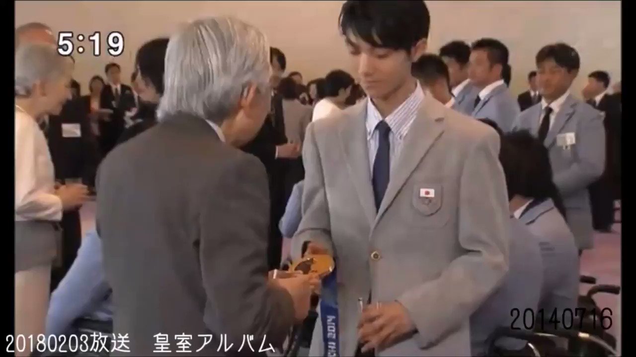 うろおぼえ柳生 あの握手 について補足説明 韓国では目上の人と握手をする時には右手に左手を添えるのが礼儀だそうです 今年の4ccの時の羽生選手は実にスムーズに使い分けされていました 韓国式は完璧なのに天皇陛下に片手はダメですよねえ 日本人なら