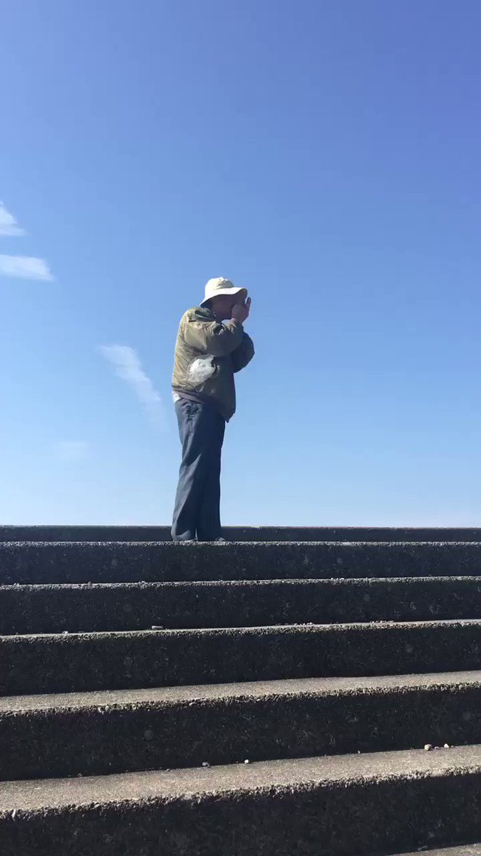 おじさんの恩返し？wwどこからとも鳴く鳩を呼び寄せるおじさんがすごすぎるww