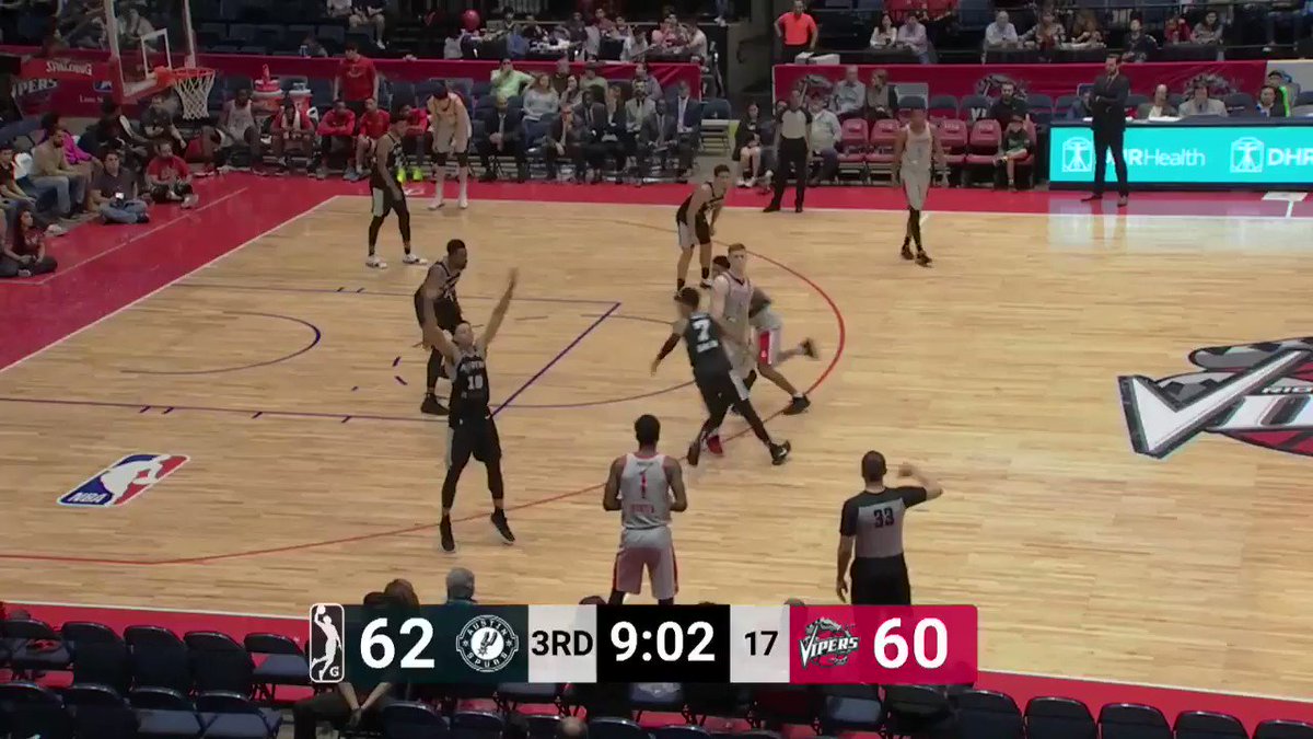 .@Ipjh55 dunks it with authority!
5:59, 3Q: @austin_spurs 68, @RGVVipers 67
📺: http://on.nba.com/2Bme7tH