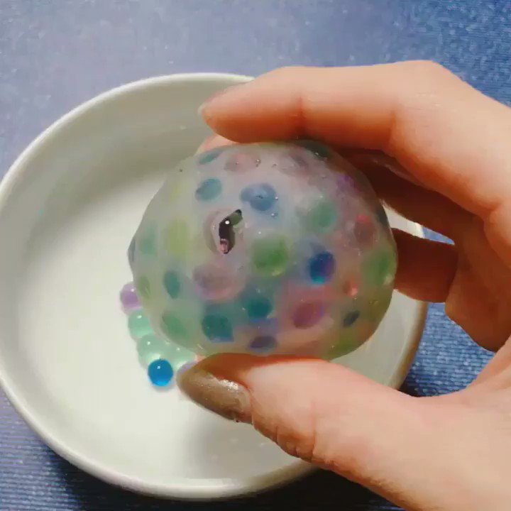 集合体恐怖注意 握るとカラフルな中身が出てくるおもちゃ スクイーズボール が猫さんに不評 なんか不安になるなこのおもちゃ Togetter 集合体恐怖注意 握るとカラフルな中身が出てくるおもちゃ スクイーズボール が猫さんに不評 なんか不安になるなこのおもちゃ Togetter