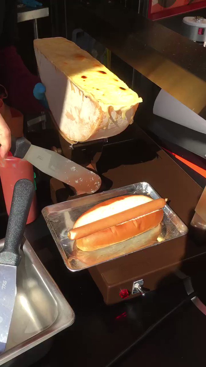 「ハイジ」で見たｗラクレットチーズをホットドッグにたっぷりかけるのが美味しそうｗ