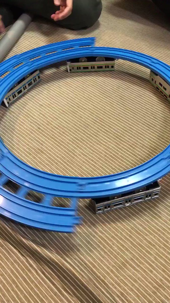 まさに逆転の発想ｗｗｗ　新しいプラレールの遊び方がシュールすぎるｗｗｗ