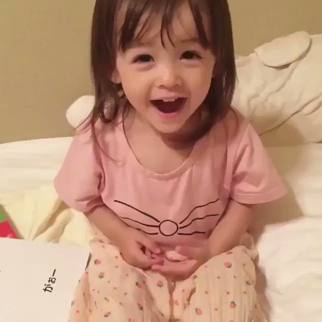 か、かわいい…！笑顔で歌う女の子！最後の照れ隠しがたまらない〜！！
