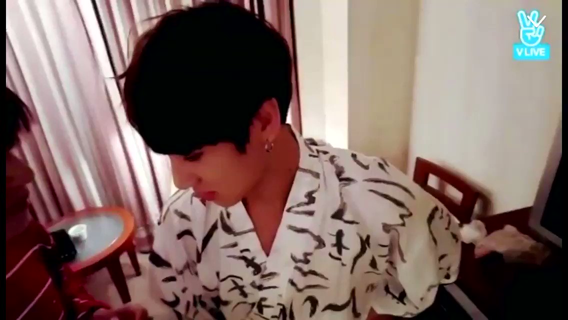 6 years ago today, Taehyung did a v-live in Osaka & visited Jungkook where he sang “Dear No One” by Tori Kelly among other songs!

https://t.co/6HGr3qXseV