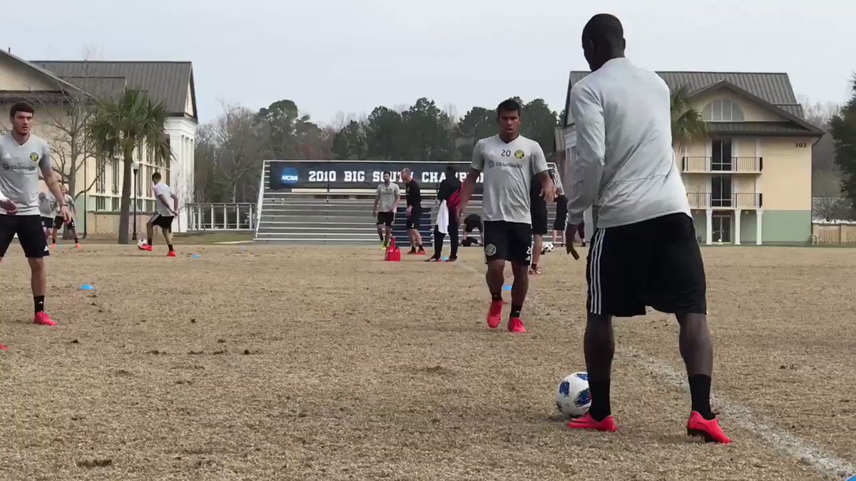 A tutorial of turning with 3 three players closing in on you, by @arturl33. 🇧🇷👌  #CrewSC | #Preseason https://t.co/TZFHhvjvH2