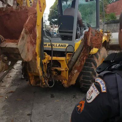 Nessa manhã (24/2), Policiais Militares do #18BPM apoiaram a retirada de barricadas na #RuaBelfast, Cidade de Deus.
#PMERJ #ValorizeQuemTeProteje