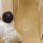 こんなお出迎え可愛すぎるｗよちよち歩きの赤ちゃんが玄関まで迎えに来てくれるｗ