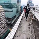 高層ビルでのパルクールは見ているだけで心臓が止まりそうw