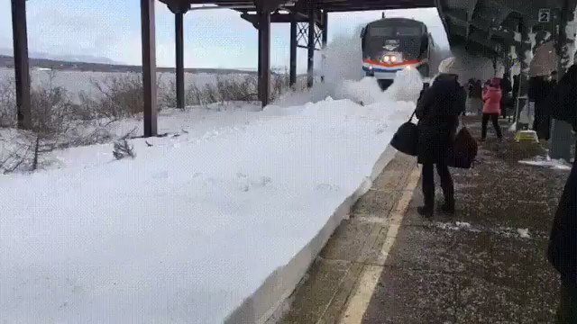 うゎ～～～～～！！黄色の線の内側まで迫った雪、電車が通ると！！