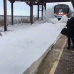 うゎ～～～～～!黄色の線の内側まで迫った雪、電車が通ると!