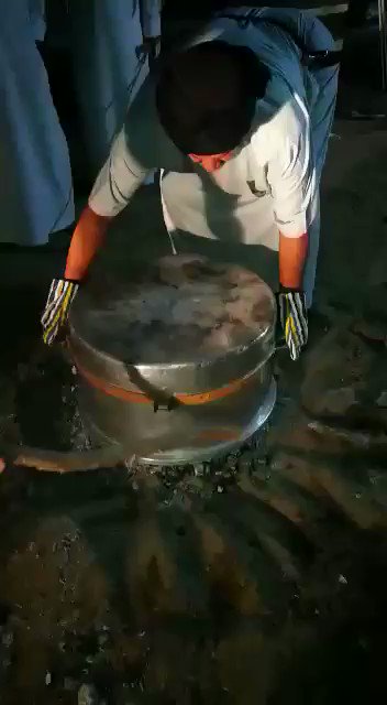 هذا رجل سعودي
كبير في السن ٦١سنة
مصدر الداخل حقه الذي يصرف فيه علي
زوجتين و١٣طفل
هو طبخ الحنيذ علي المرخ "الذبائح "
في المناسبات
رتويت يا شباب وصبايا
"الله يفرج عنكم كربه من كرب يوم القيامة"
ويجعلها في موزين حسناتكم
#ابوروان_امزز_سعودي
