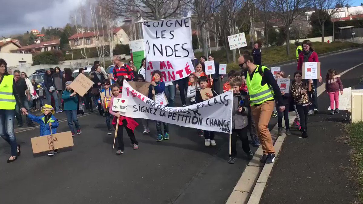 « Pas d’antenne à la Roche Blanche » crient les enfants et adultes présents dans le village. Ils protestent contre l’installation d’une antenne relais @orange sur la commune.