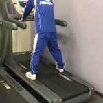 いやそんな早いランニングマシン乗ったらそうなるよｗ勢いでズボンが脱げる人ｗ