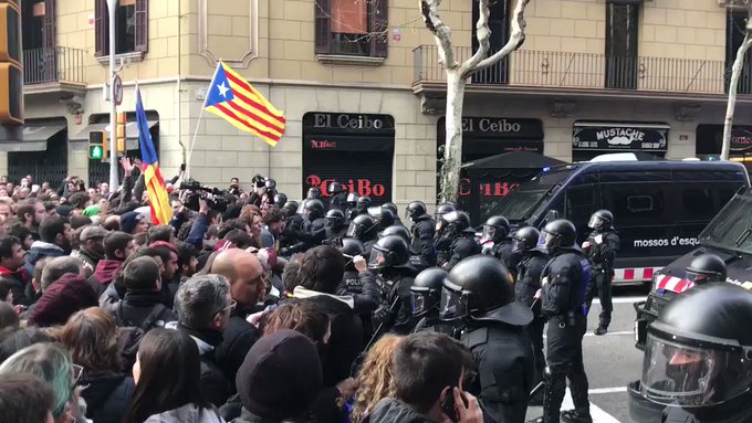 Barcelona - VIDEOS: Los Mossos cargan contra los separatistas en las protestas por la detención de Puigdemont 1fJERJIETElMRvEr?format=jpg&name=small