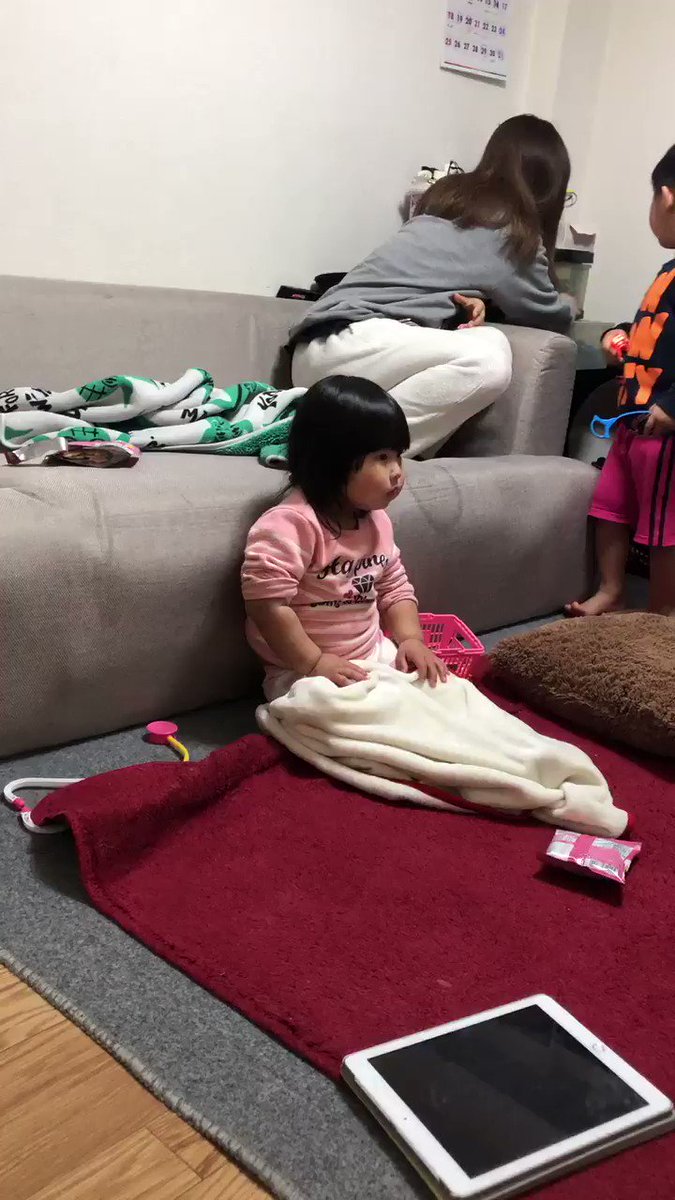 取られるのが怖いのか怒られるのが怖いのか？ｗ何にせよひっそりとお菓子を食べる子供がかわいいｗ