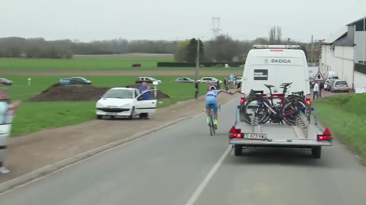 #ParisRoubaix
- Siskevicius (Delko) transita solo delante del coche escoba.
- El coche de su equipo se ha averiado.
- Pincha, cambia su propia rueda y llega a Roubaix, pero el velódromo ya está cerrado. No se rindió y le abrieron las puertas
📹 @sporza