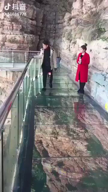 橋にヒビが入ったのかと思いきや？ただの映像だったwww