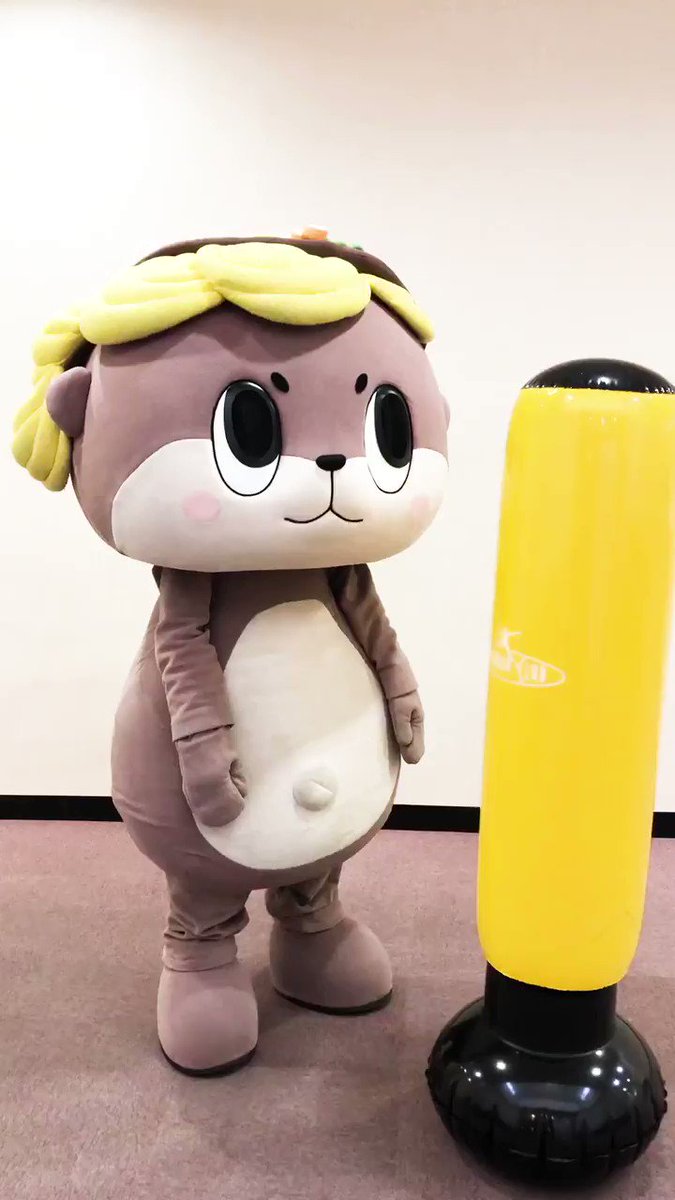 倒れない棒で遊ぶ可愛いしんじょう君♪そこに“荒ぶる格闘家”が躊躇なく乱入するｗｗ