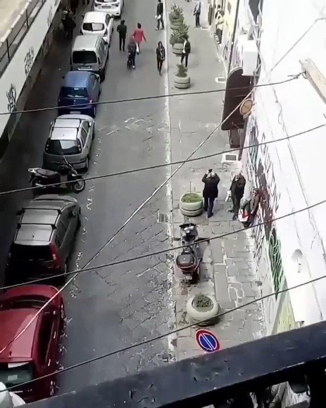 Video aficionado registra este encuentro entre barras de la Juve y el Napoli. Que lindo qué es el fútbol pibe.