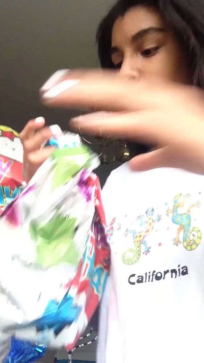 raq - my sister fainted while sucking the helium outta some balloons and she woke up confused af to this video in her camera roll LMFAOOOOOOOOO 