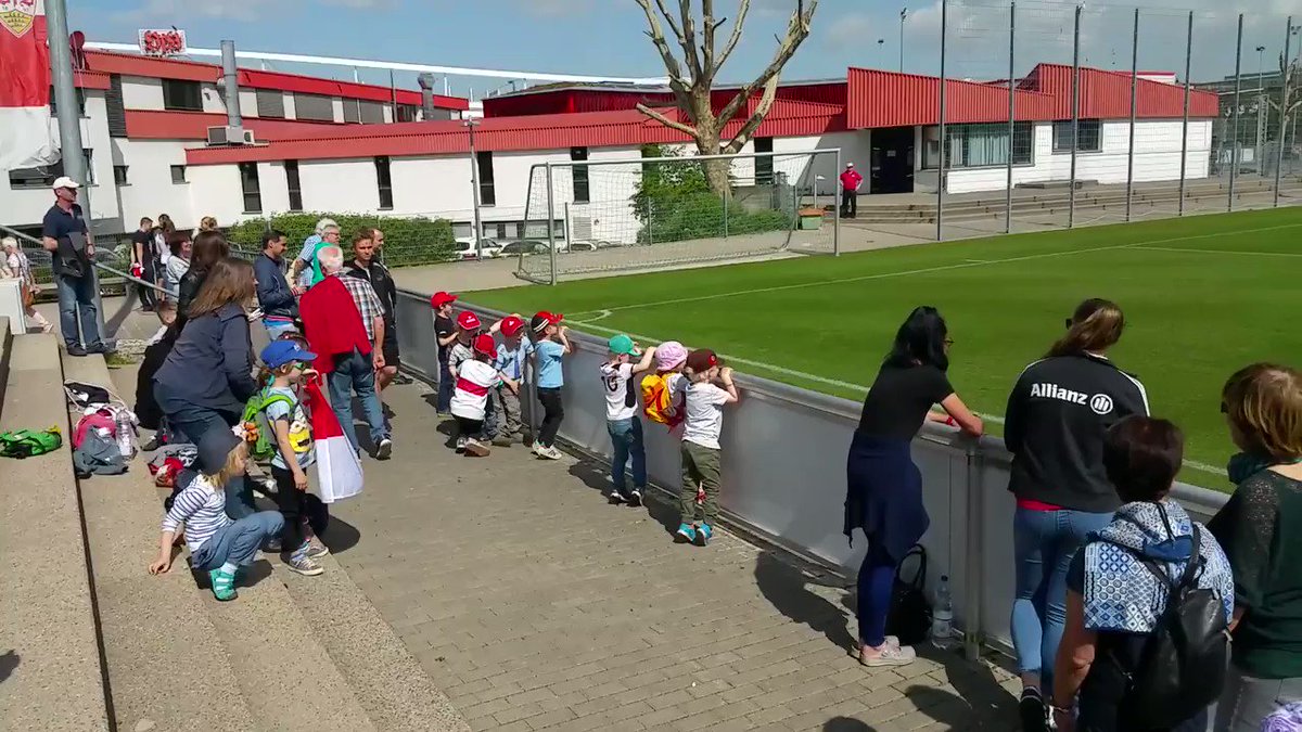 Dieser Moment, wenn du nach @Mario_Gomez rufst und er dann wirklich nach dem Training vor dir steht. 😊 #VfB #stuttgartgehtab https://t.co/f2S6PidpUO